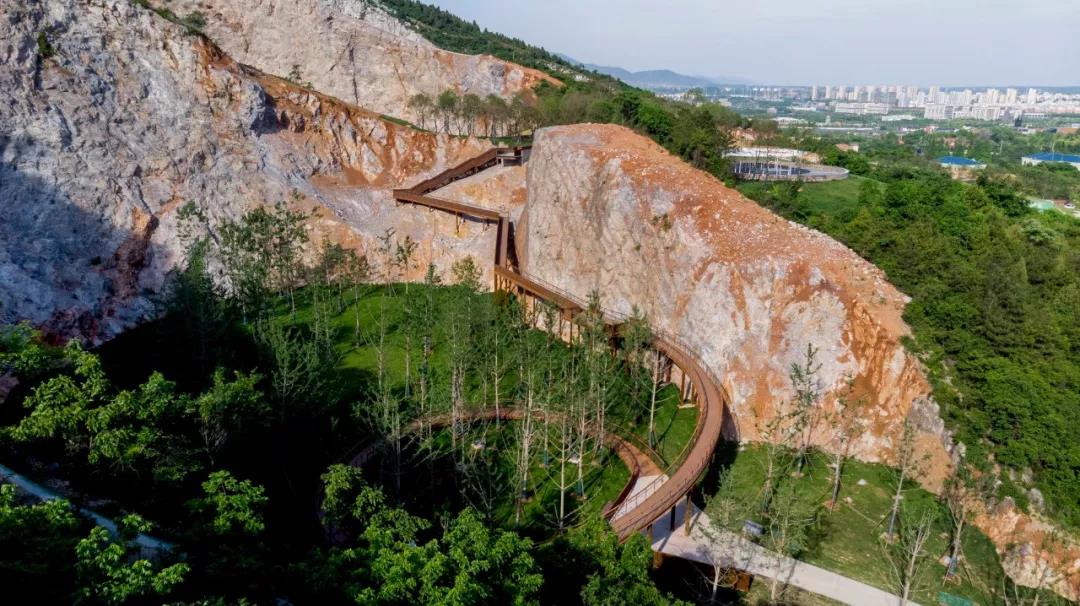 南京汤山矿坑公园.jpg